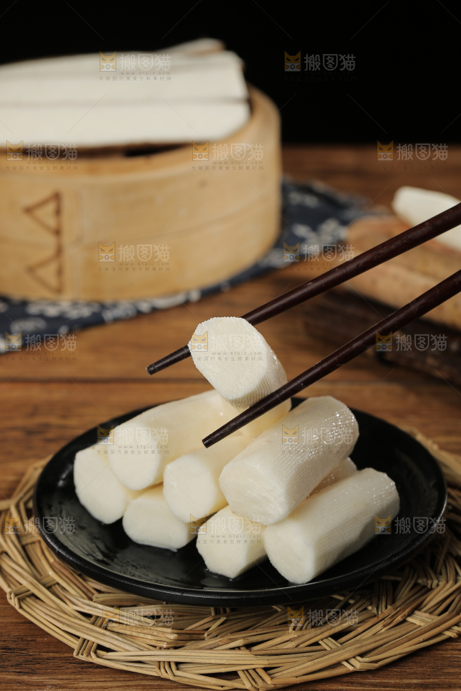 筷子上夹着山药