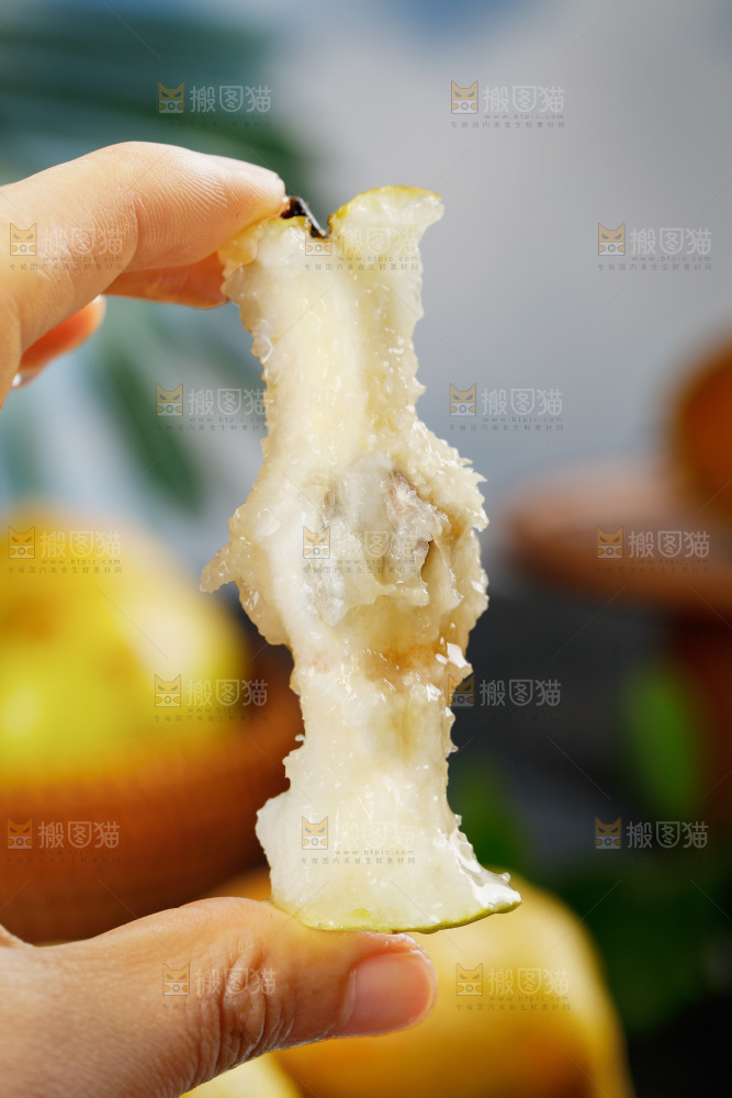 手里拿着红香酥梨核