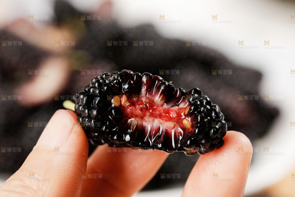 手里拿着桑枣