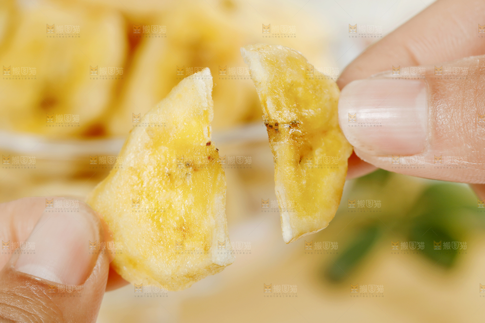 手里拿着香蕉片