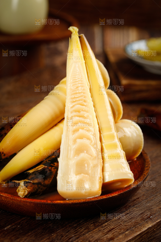 木底上放着一盘老汤味手剥笋