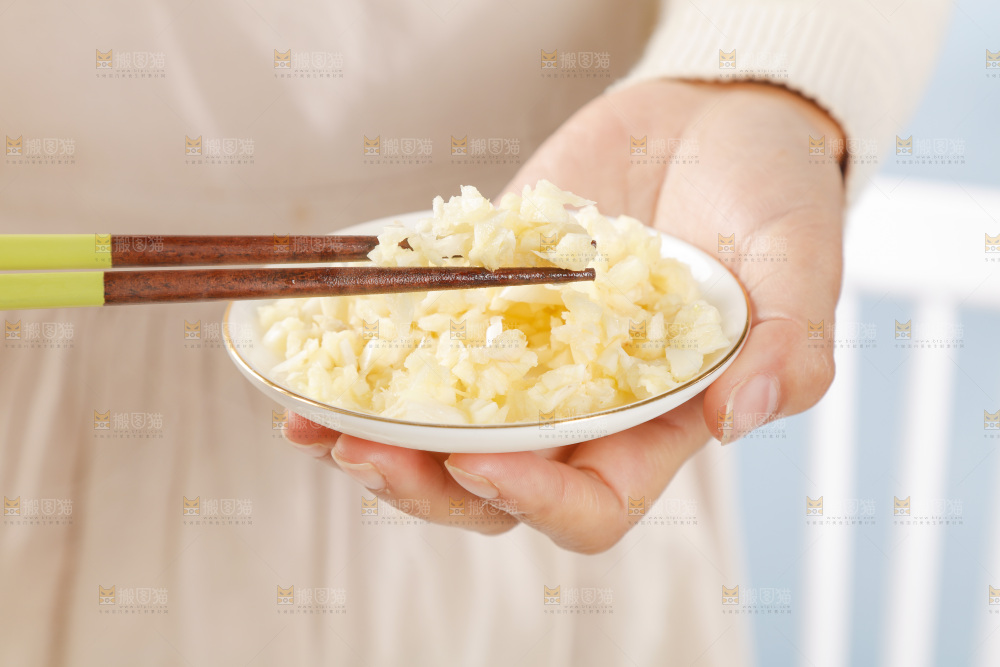 手里端着一盘蒜蓉
