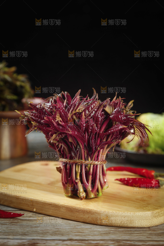 木底上的头茬香椿芽