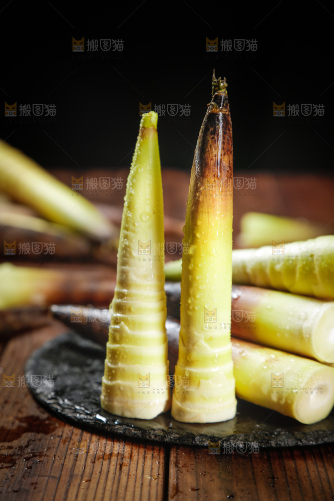 黑石板上放着一堆春笋