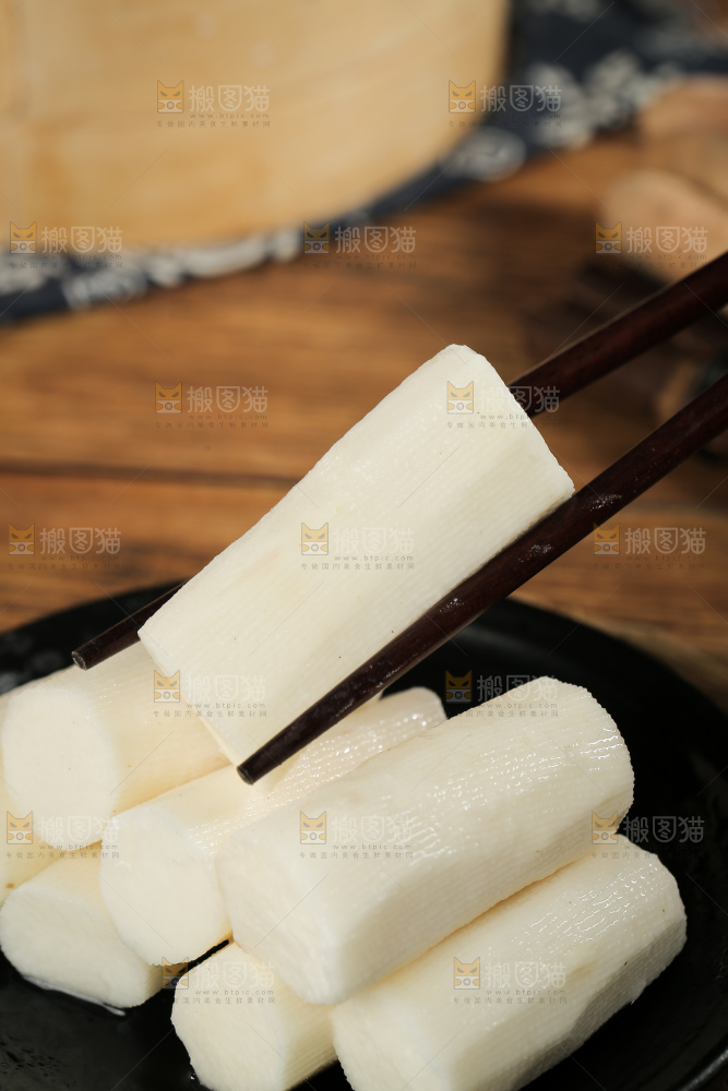 筷子上夹着山药