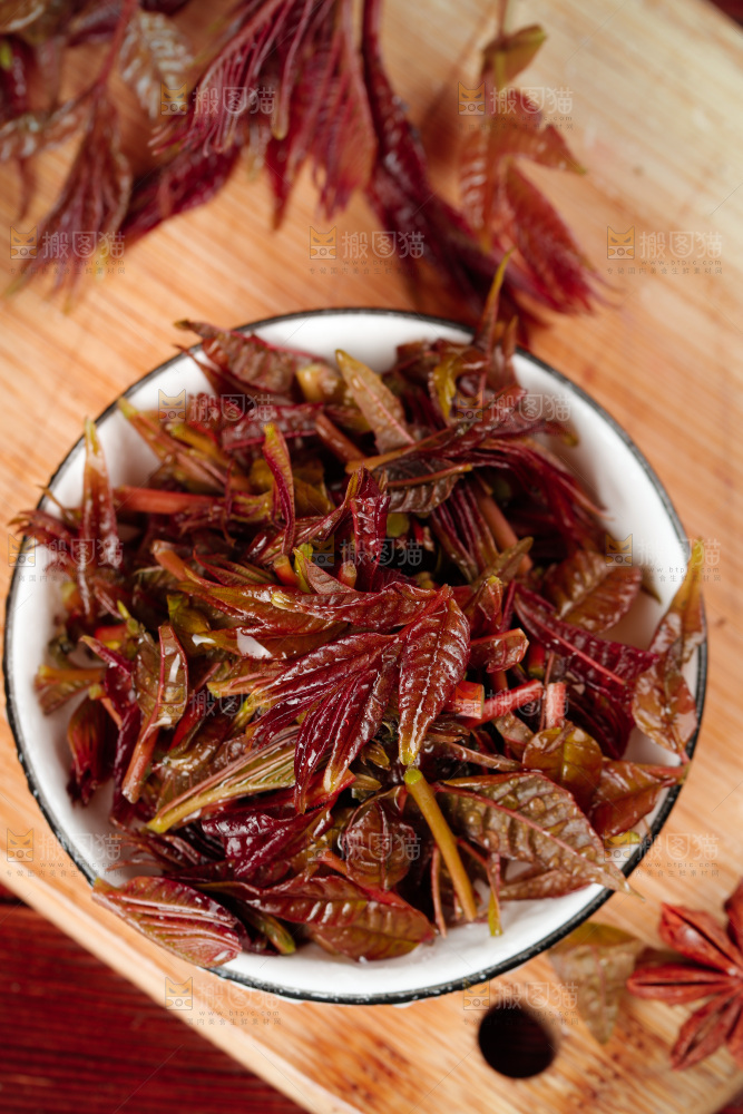 一盘红油香椿芽
