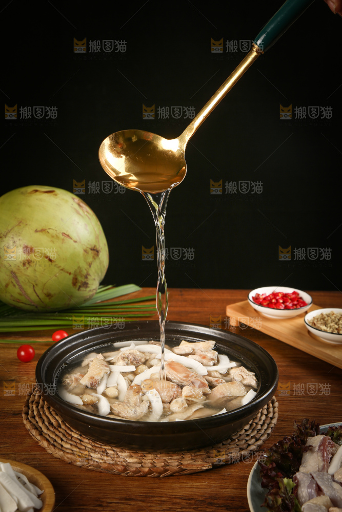 勺子上舀着椰子鸡汤