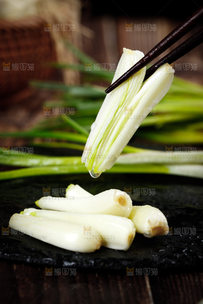 筷子上夹着藠头