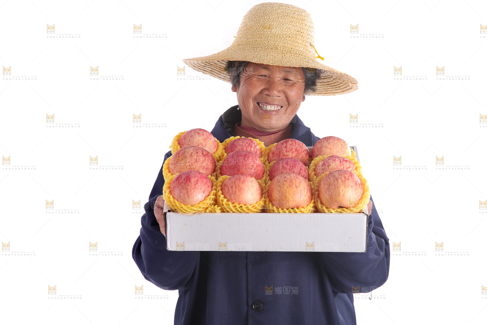 手里端着一箱红富士苹果
