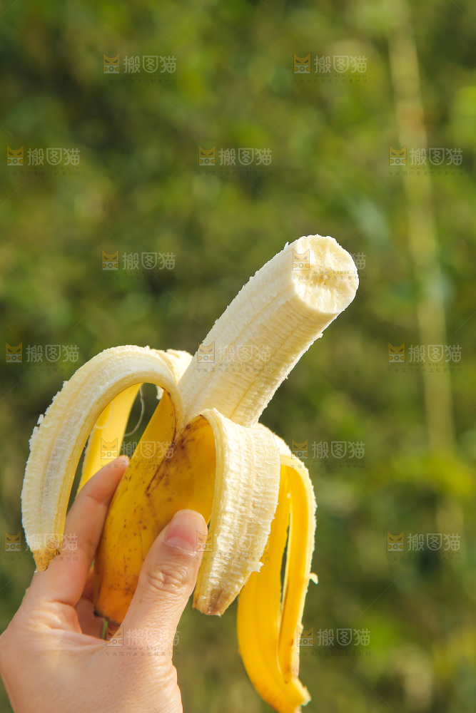 手里拿着香蕉
