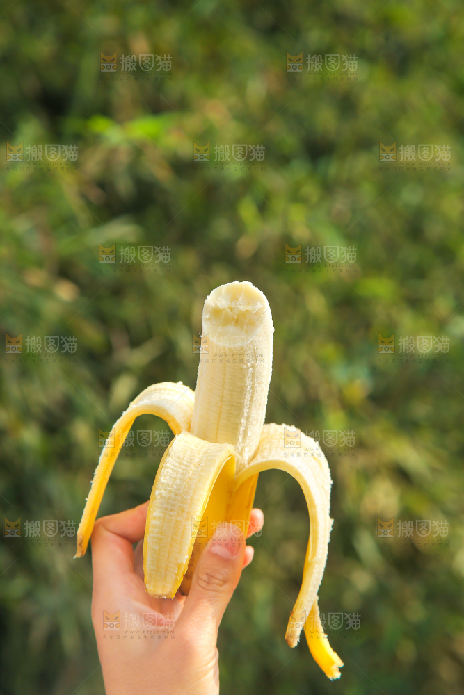 手里拿着香蕉