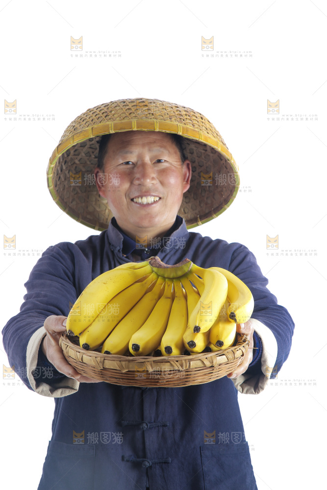 农民手里端着一篮新鲜香蕉