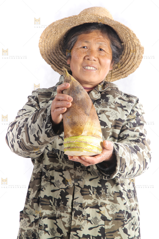 手里拿着黄泥大春笋