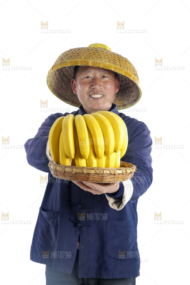 农民手里端着一篮新鲜香蕉