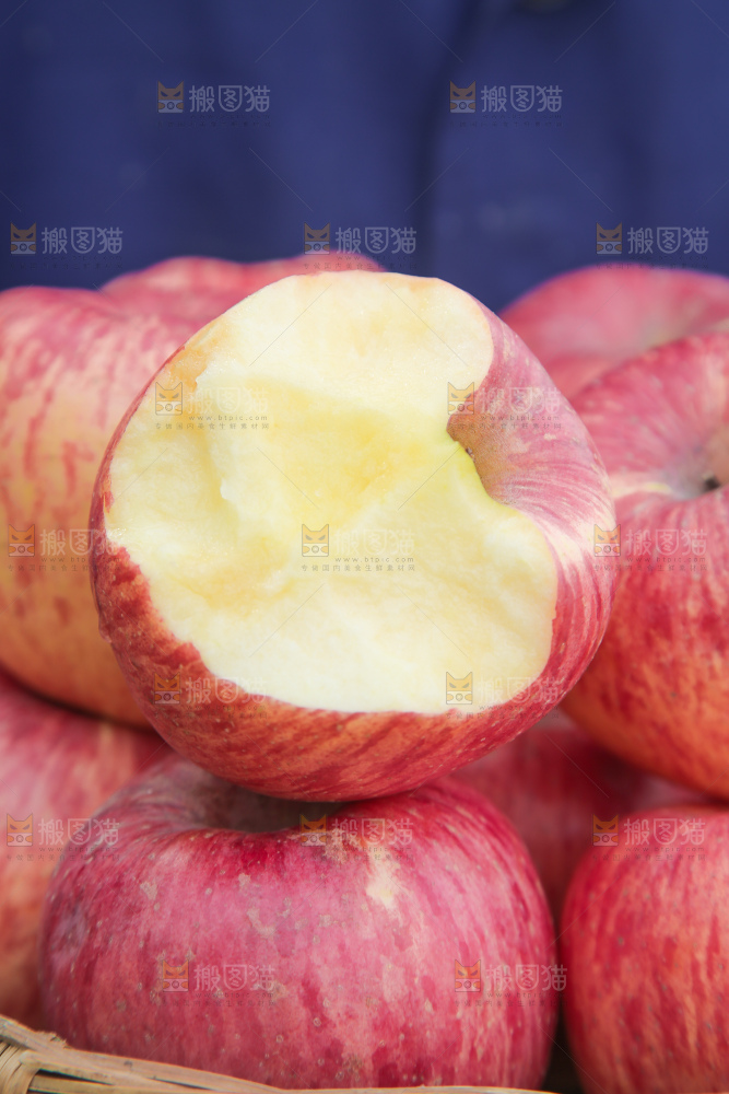 一堆新鲜红富士苹果