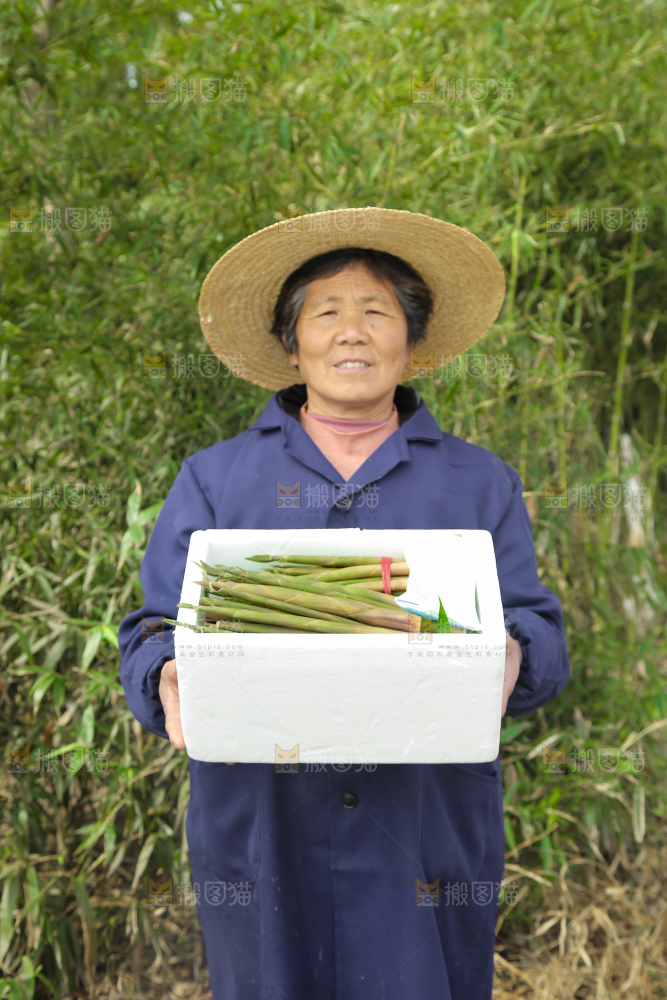 手里端着一箱小竹笋