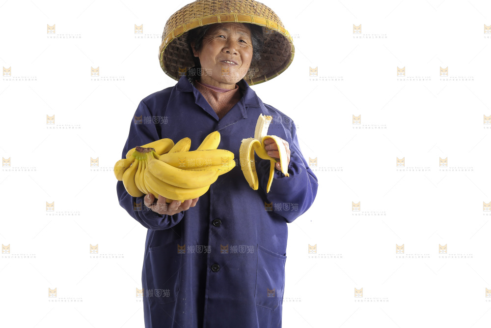 手里拿着一串香蕉