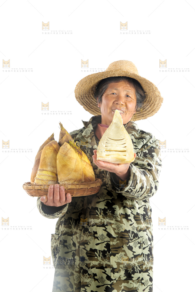 手里端着一篮黄泥春笋