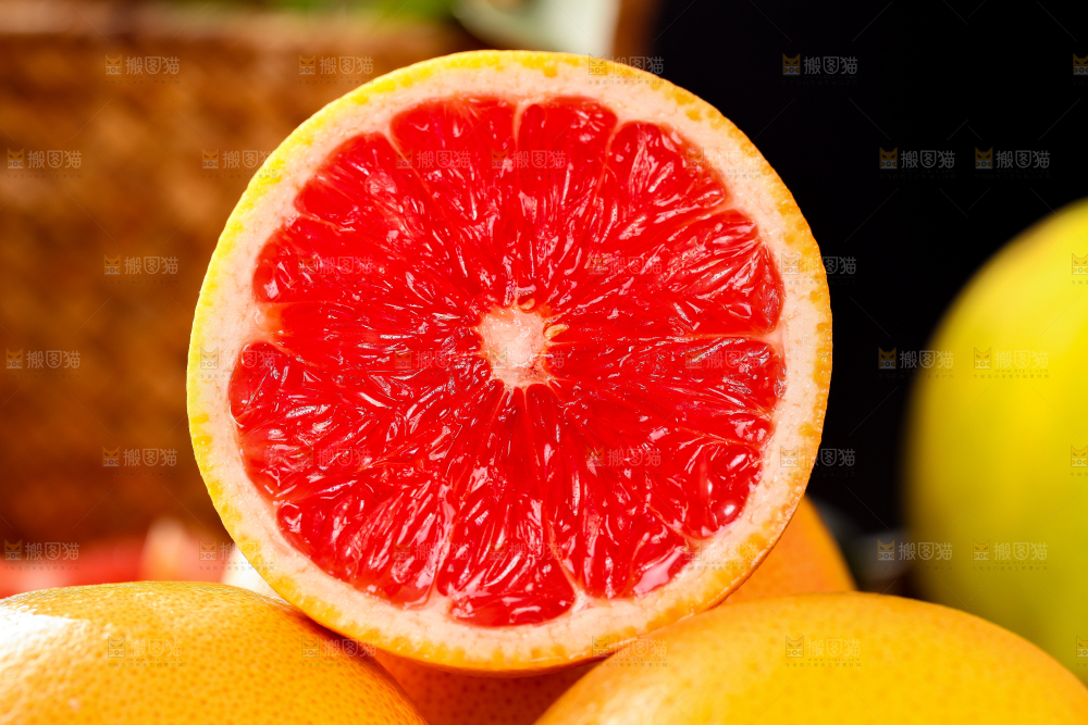 黑底上放着切开的葡萄柚