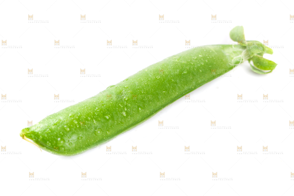 白底上的新鲜豌豆