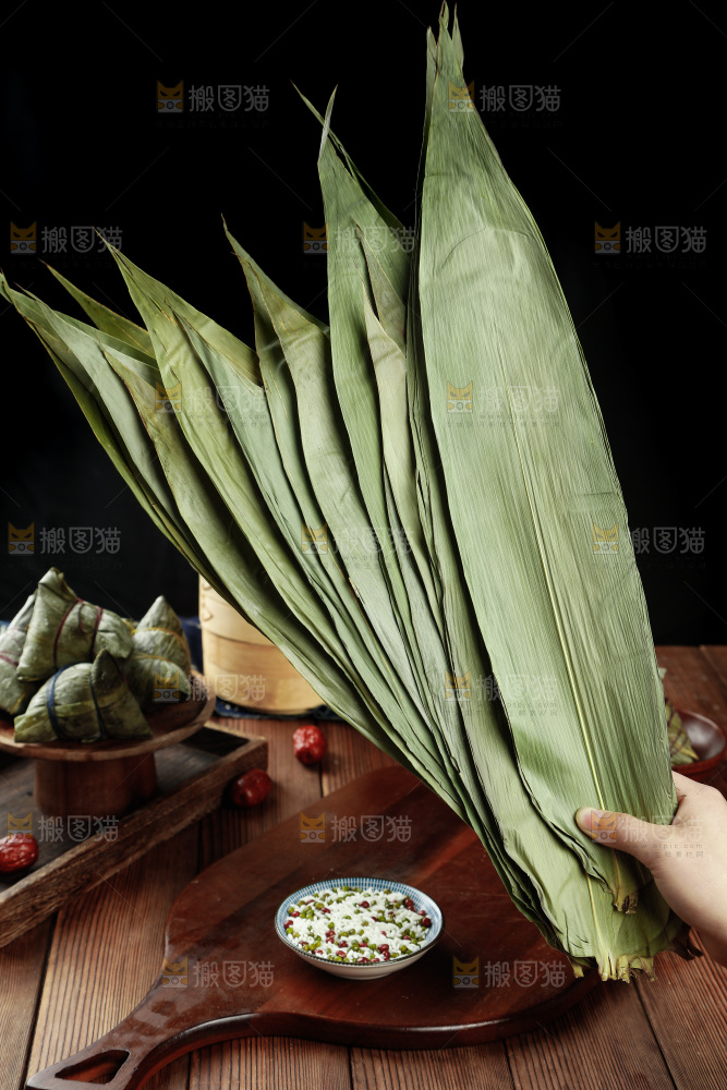 木板上摆放着野生芦苇粽叶