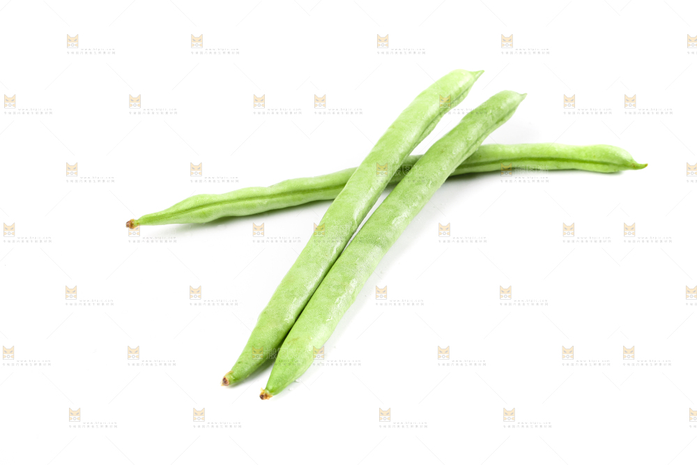 白底上摆放着四季豆