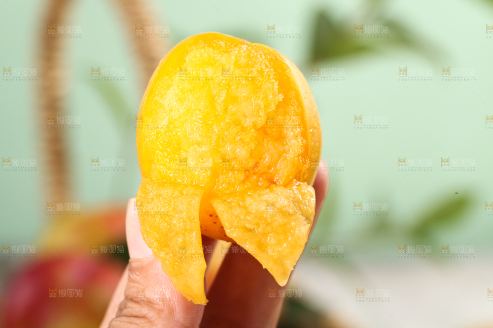 手里拿着白杏