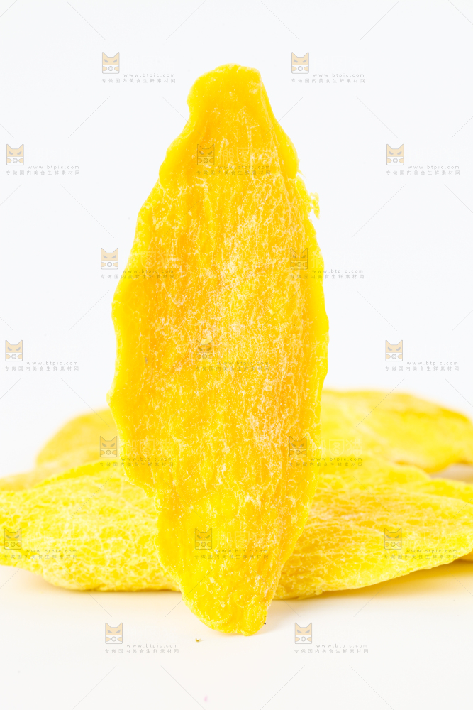 白底上摆放着干芒果