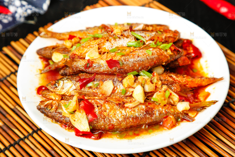 盘子里装着香煎小刁鱼