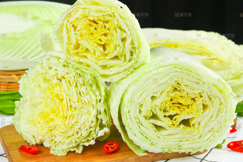 木底上放着大白菜