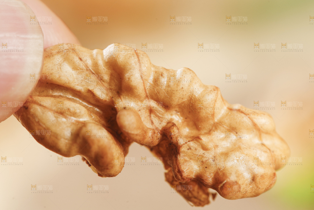 木底上摆放着纸皮核桃
