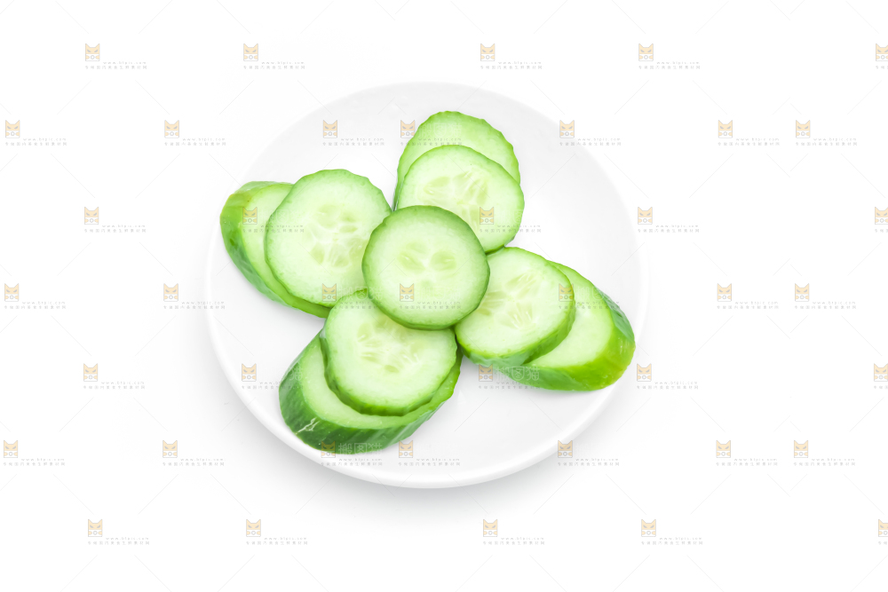 白底上放着切开的新鲜小黄瓜