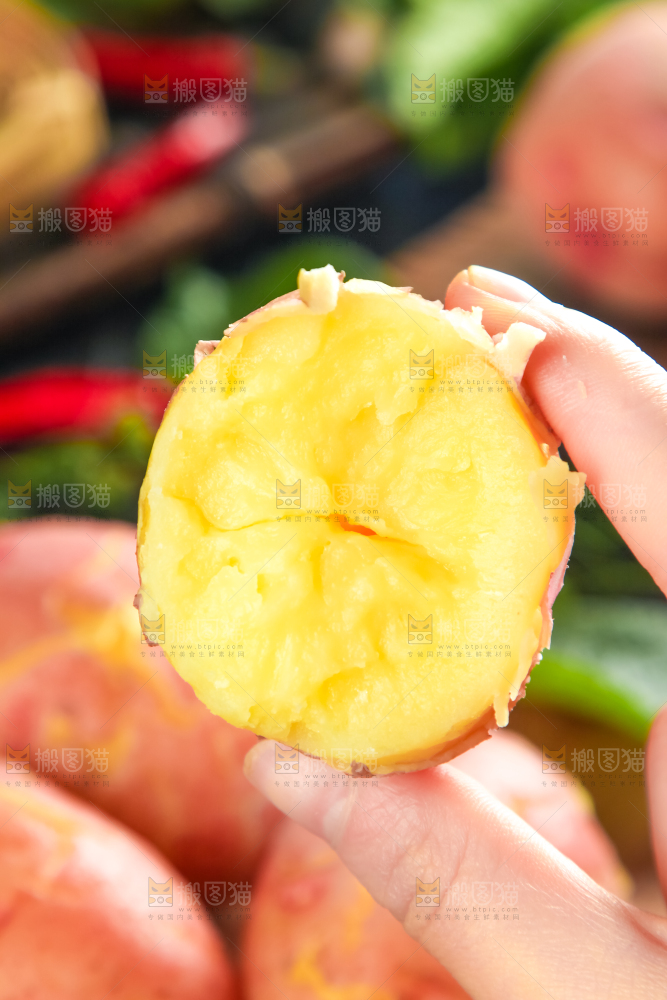 手里拿着土豆