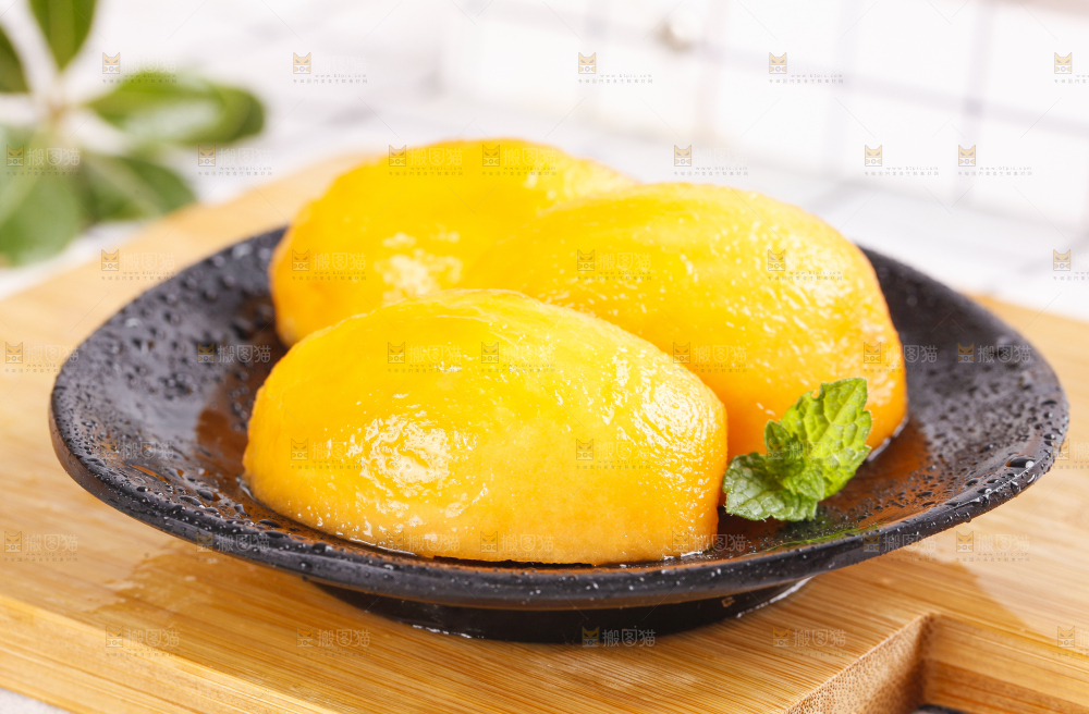 木底上摆放着枇杷果