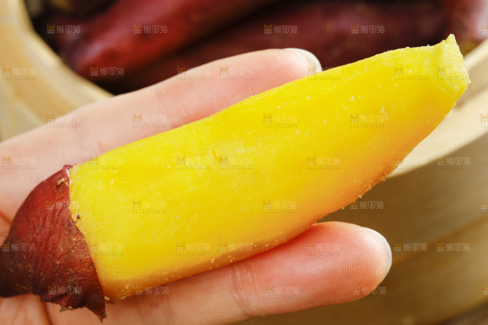 手里拿着临安小香薯