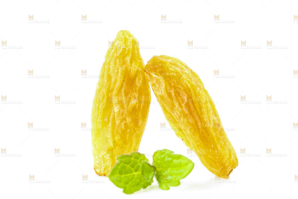 白底上摆放着绿葡萄干