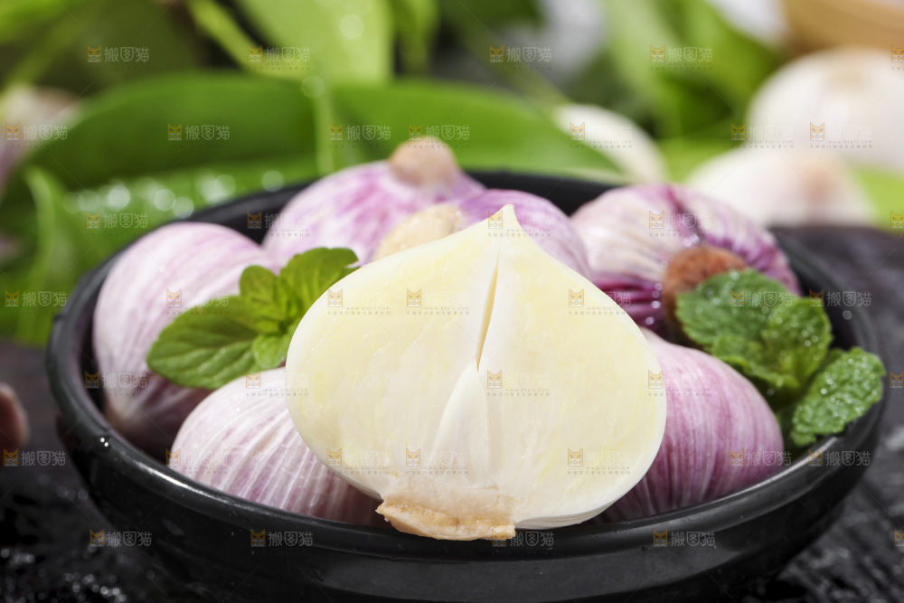 碟子里装着紫皮独蒜