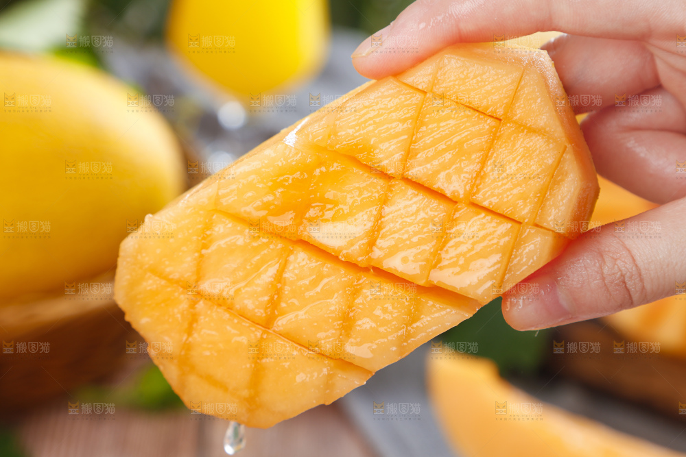 手里拿着冰火蜜瓜