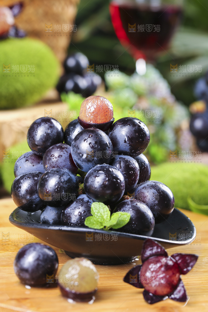 木底上摆放着夏黑无籽葡萄