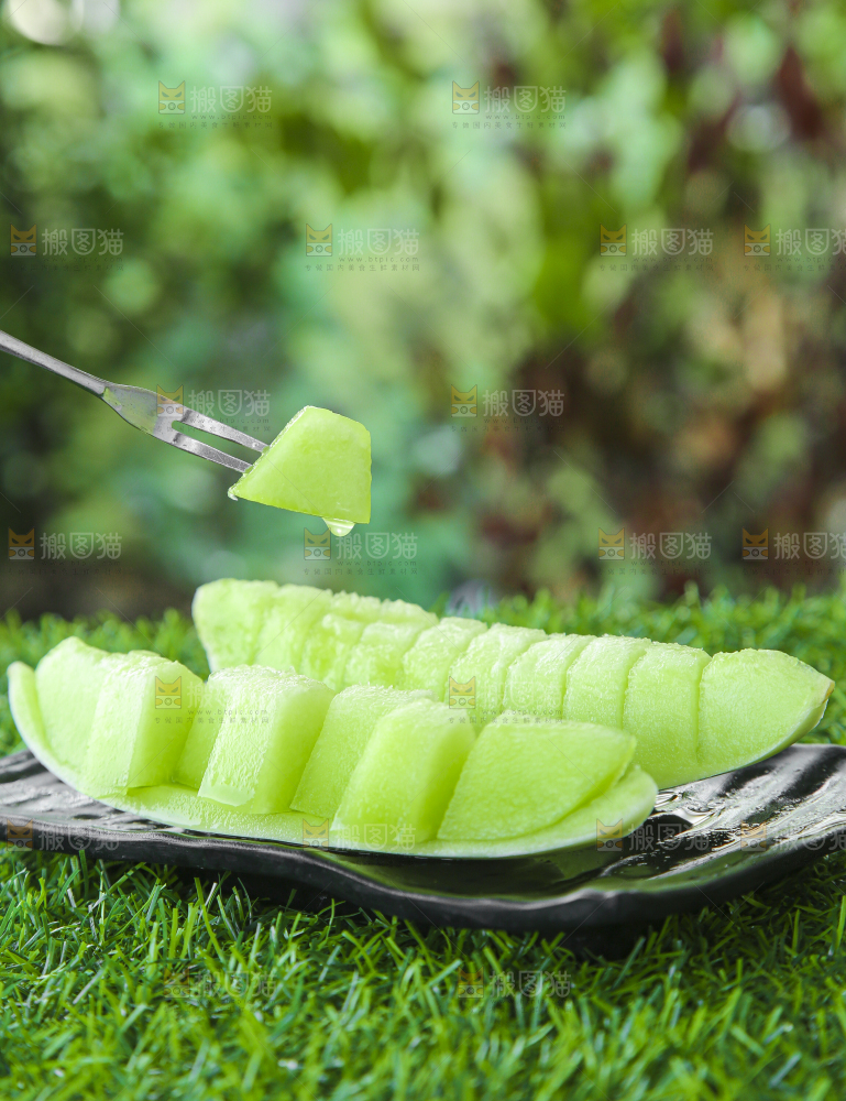 绿草地上放着一玉菇甜瓜