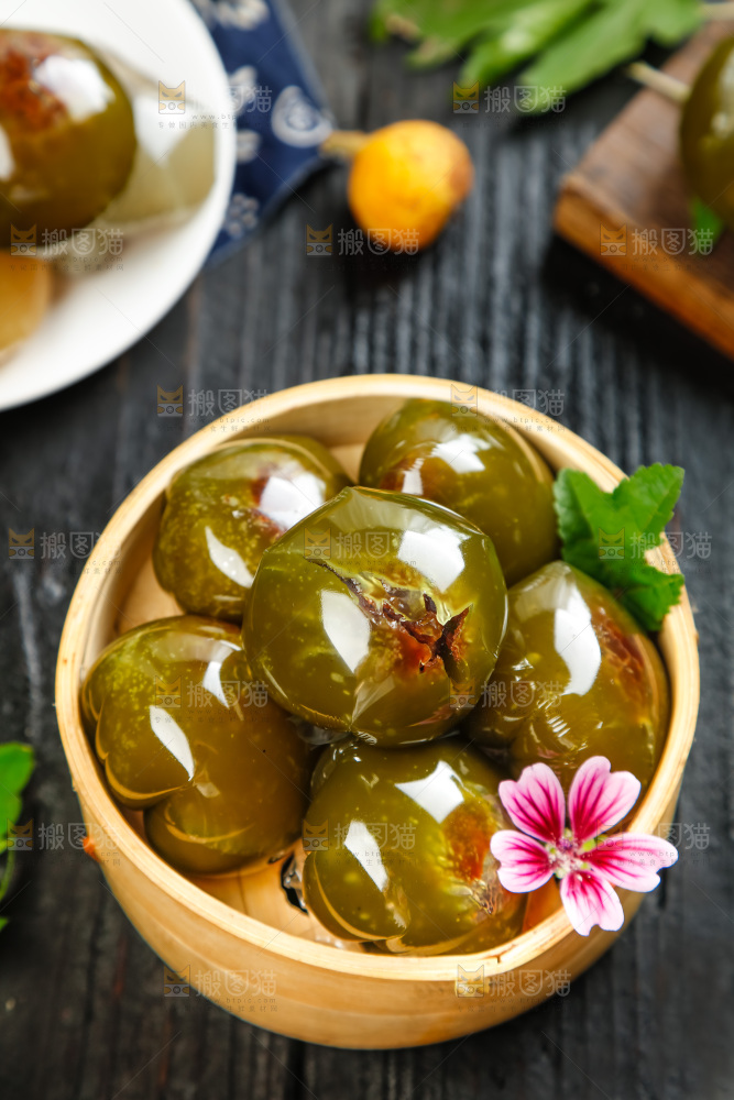 蒸笼里装着艾草青团