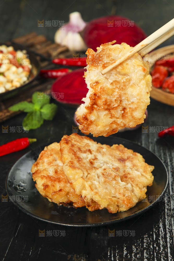 盘子里装着土豆饼