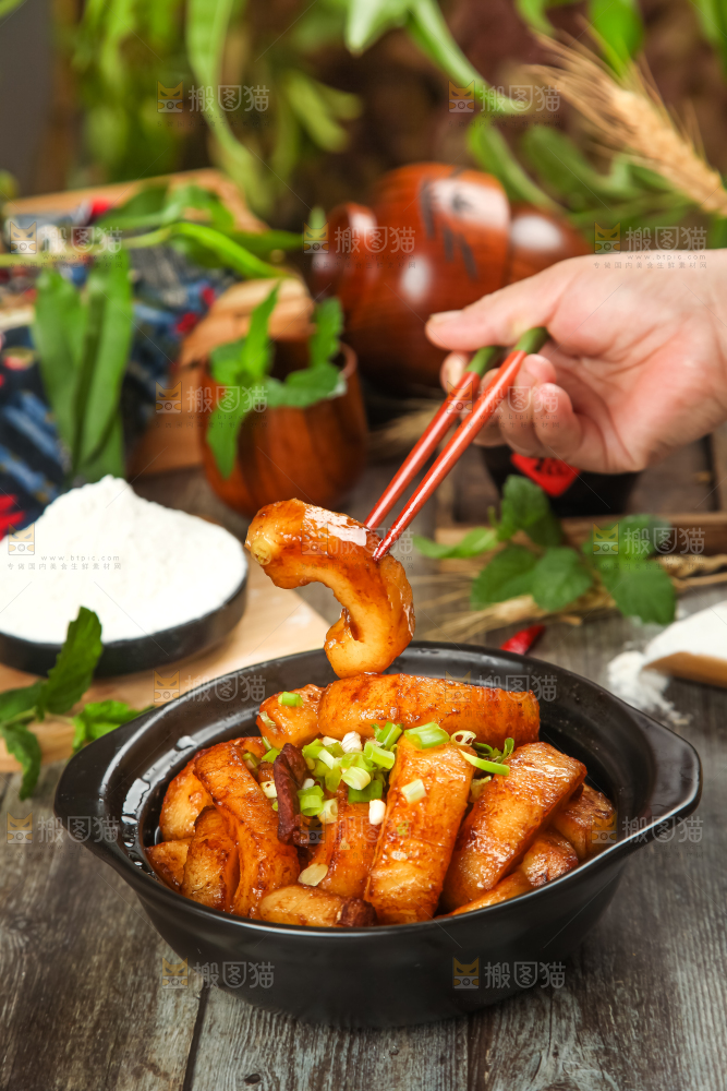盘里装着老黄瓜煮肉