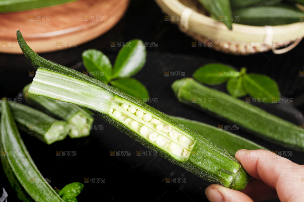 手里拿着秋葵