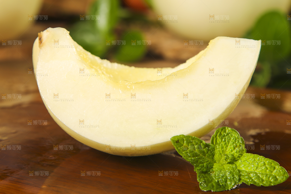木板上放着切块的陕西阎良甜瓜