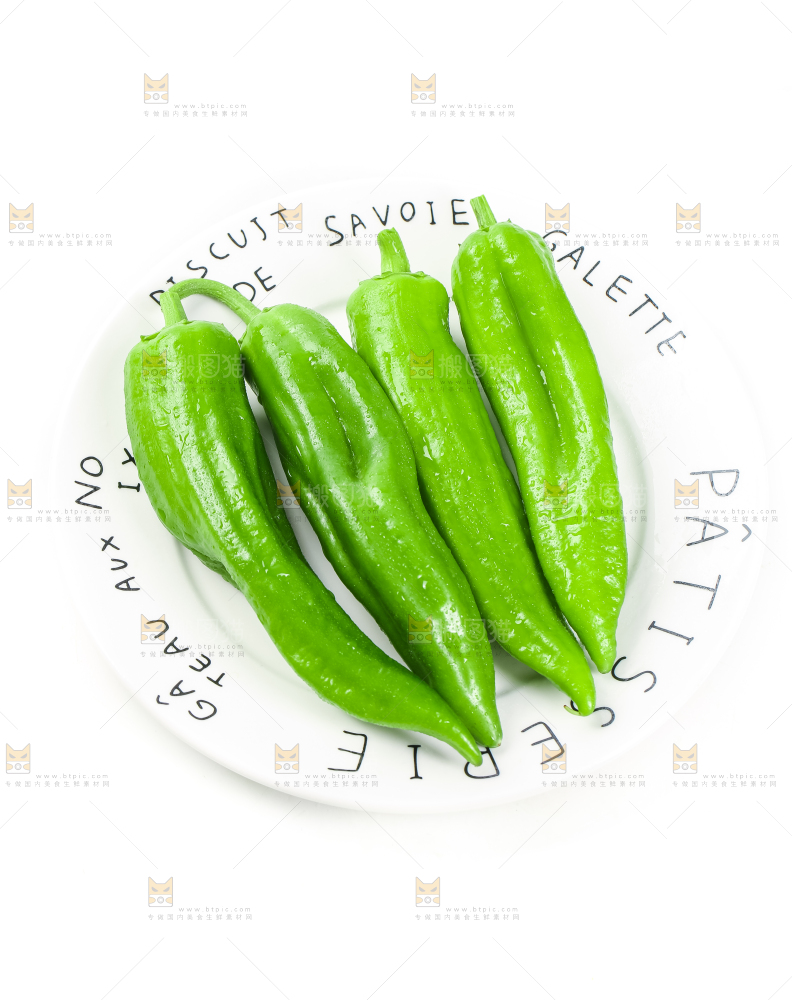 盘子里装着青椒