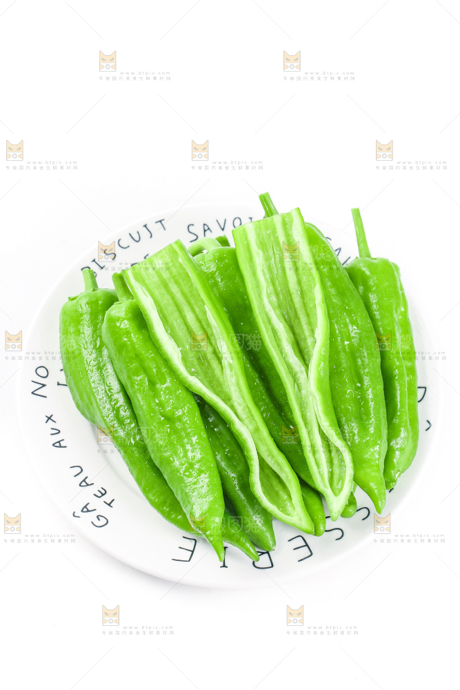 盘子里装着青椒