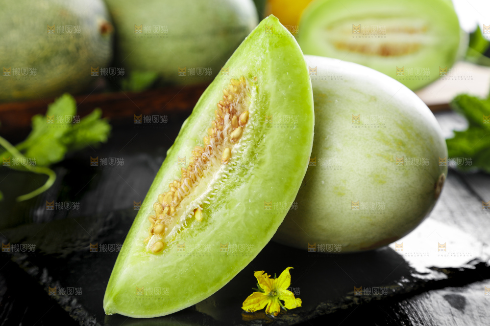 黑底上摆放着山东玉菇甜瓜