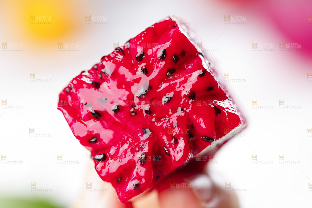 亮底上放着海南金都一号火龙果