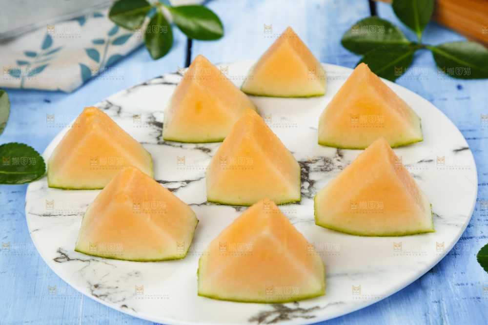 碟子里装着绿皮哈密瓜